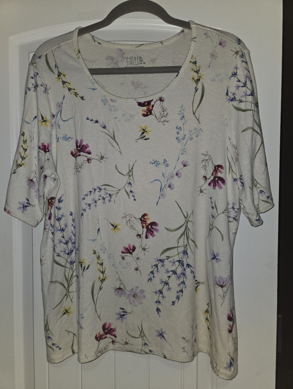 NWOT Time and Tru White Floral Scoop Neck Short Sleeve Knit Top
